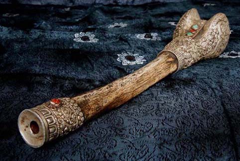 древняя продольная костяная флейта